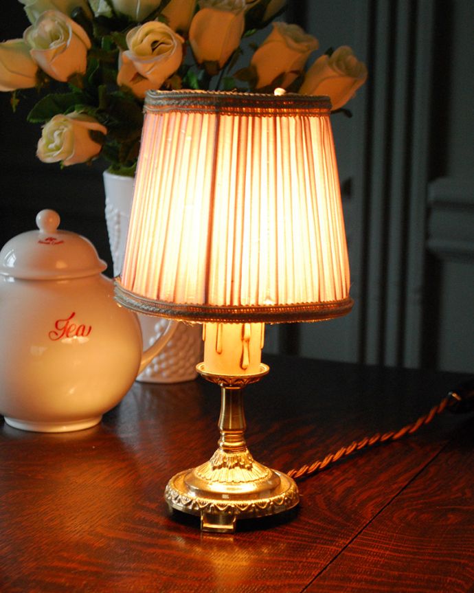 シャンデリア球のシェード　照明・ライティング　シルバーのプリーツが上品な高級感のある布シェード。ほんのりとした明かりが灯るので、リラックスするのに最適な照明です。(sd-42)