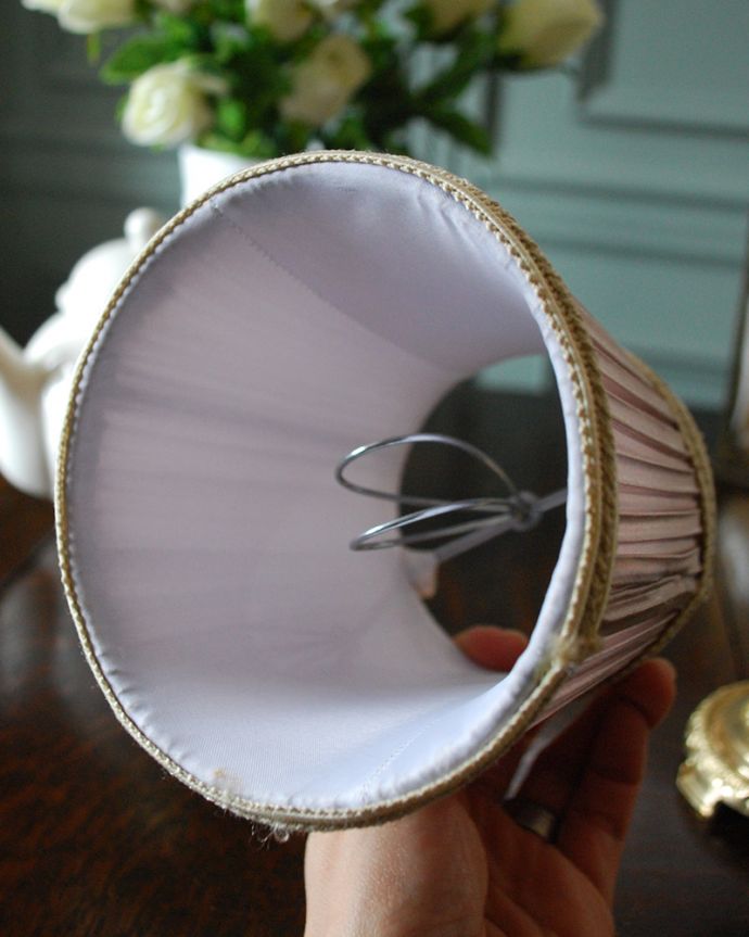 シャンデリア球のシェード　照明・ライティング　シルバーのプリーツが上品な高級感のある布シェード。クリップタイプになっているので、簡単に取り付けられます。(sd-42)