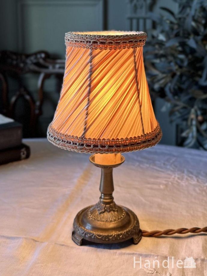 アンティーク調のおしゃれな布シェード、斜めラインのデザインが美しい