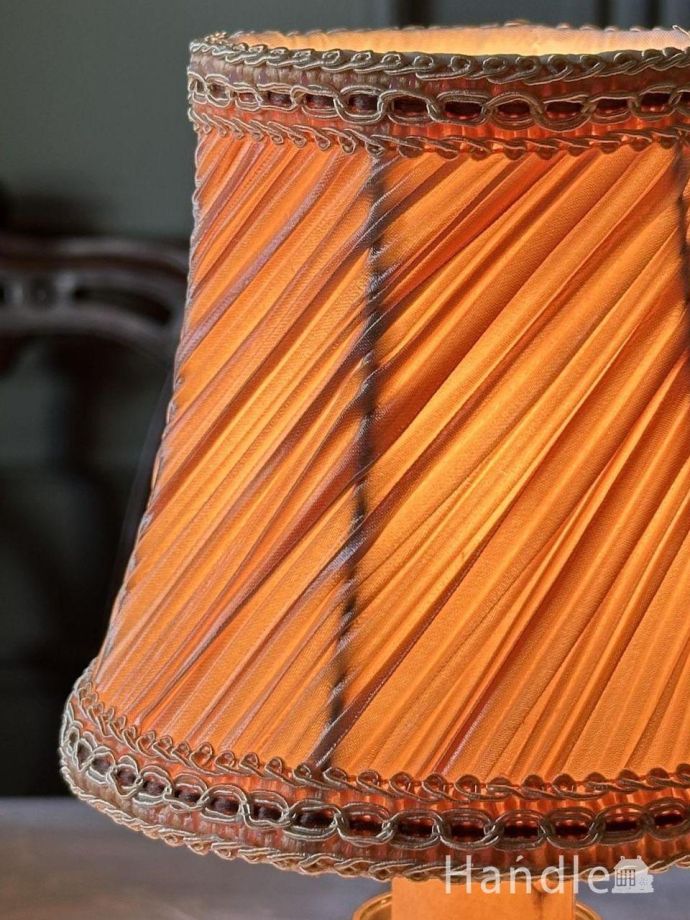 アンティーク調のおしゃれな布シェード、斜めラインのデザインが美しい