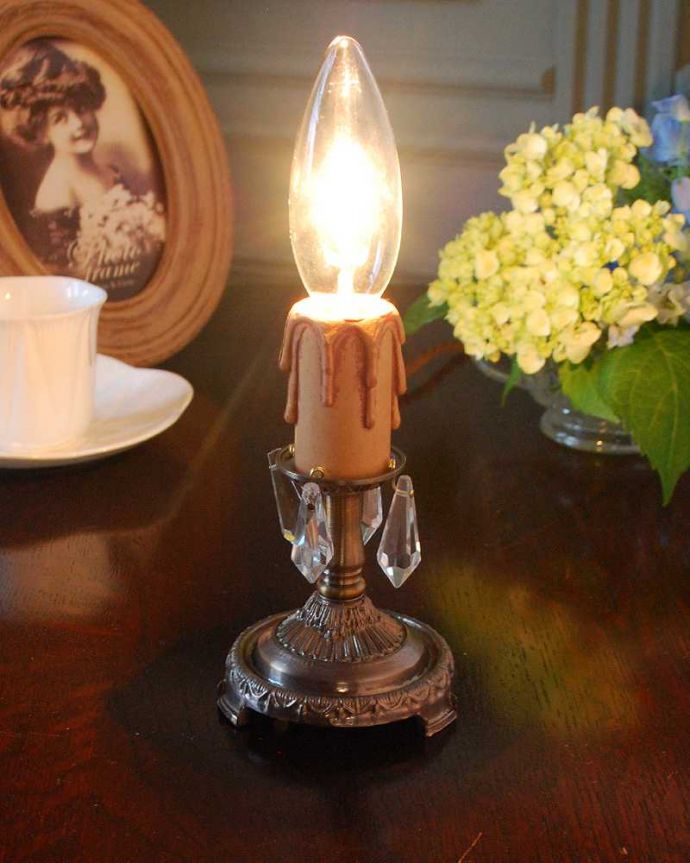 Handleオリジナル　照明・ライティング　Handleオリジナルのテーブルシャンデリア（アンティーク色・Ｍ・ガラス）（E17シャンデリア球付）。テーブルで使える小さなシャンデリアヨーロッパから取り寄せた真鍮のパーツにガラスのパーツを手作業で付けて作った、テーブルの上に置いて使える小さなシャンデリアです。(sgl-07-a)