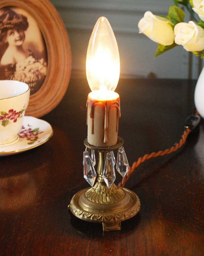 Handleオリジナル　照明・ライティング　Handleオリジナルのテーブルシャンデリア（ゴールド色・Ｍ・ガラス）（E17シャンデリア球付）。テーブルで使える小さなシャンデリアヨーロッパから取り寄せた真鍮のパーツにガラスのパーツを手作業で付けて作った、テーブルの上に置いて使える小さなシャンデリアです。(sgl-07)