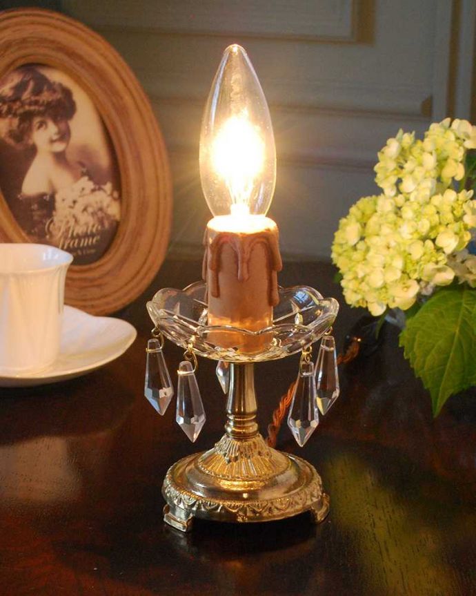 Handleオリジナル 照明・ライティング Handleオリジナルのテーブルシャンデリア (ゴールド色・M・ガラス)(E17シャンデリア球付)。 テーブルで使える小さなシャンデリアヨーロッパから取り寄せた真鍮のパーツにガラスのパーツを手作業で付けて作った、テーブルの上に置いて使える小さなシャンデリアです。(sgl-08)