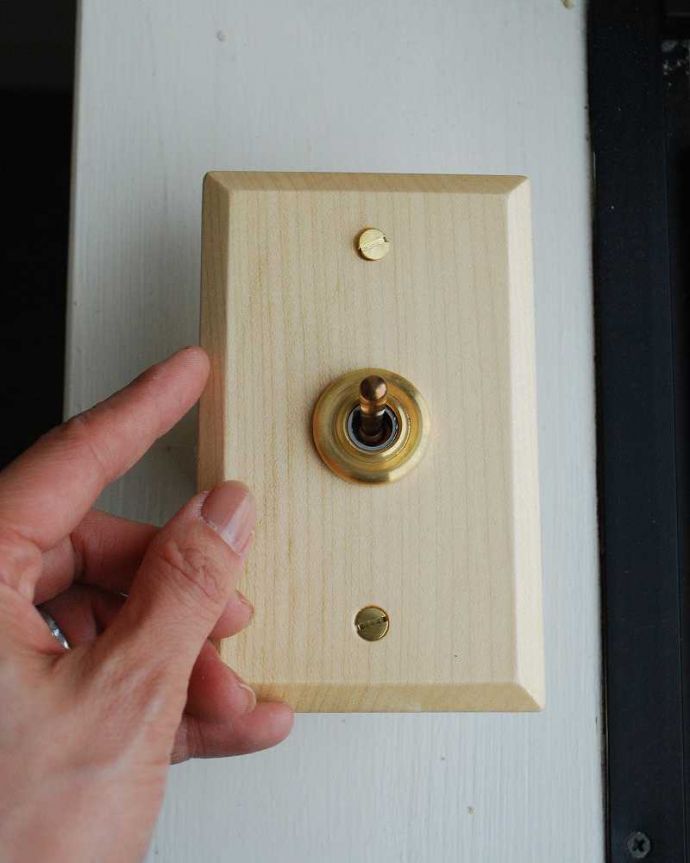 メープル材のトグルタイプのスイッチ