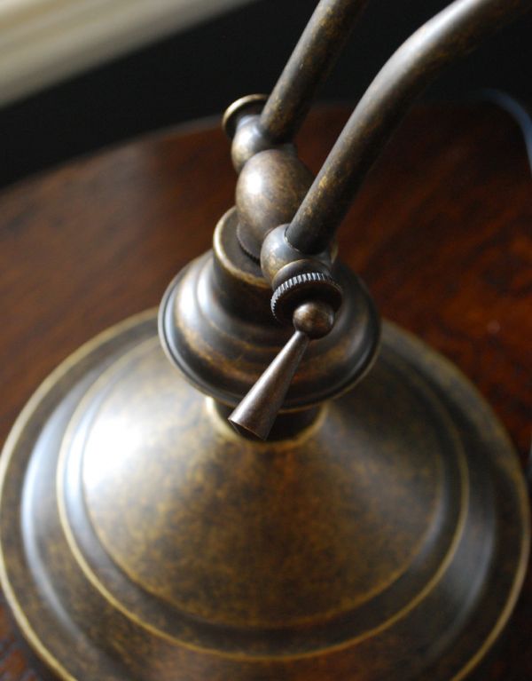 スタンドライト 照明・ライティング 真鍮製デスクランプ(ピアノライト)アンティーク色(電球セット)。角度を調整できる金具です。(TL-0020)