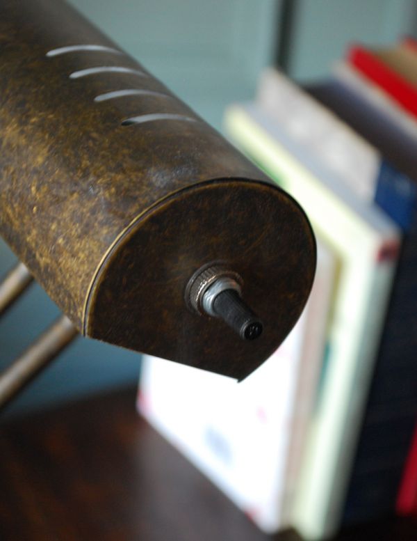 スタンドライト 照明・ライティング 真鍮製デスクランプ(ピアノライト)アンティーク色(電球セット)。点灯スイッチは、側面に付いています。(TL-0020)