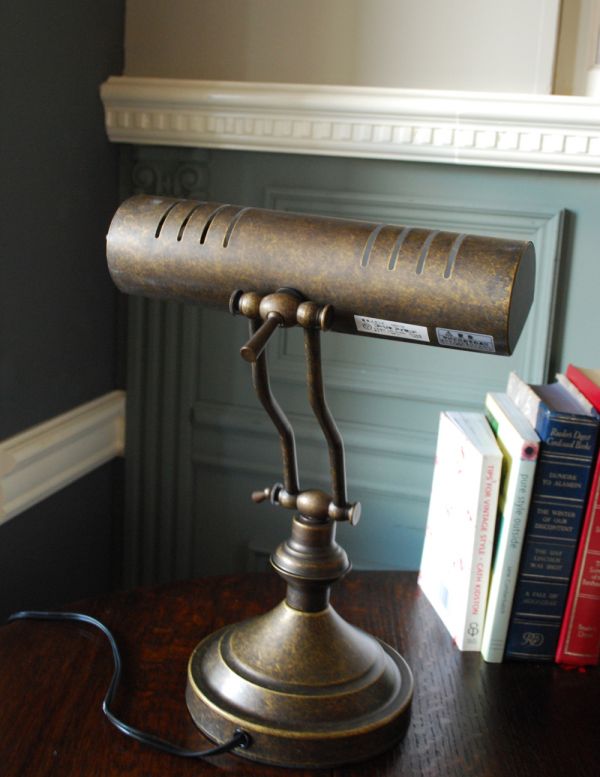 スタンドライト 照明・ライティング 真鍮製デスクランプ(ピアノライト)アンティーク色(電球セット)。シェードの後ろ側にも角度を調整する金具が付いています。(TL-0020)