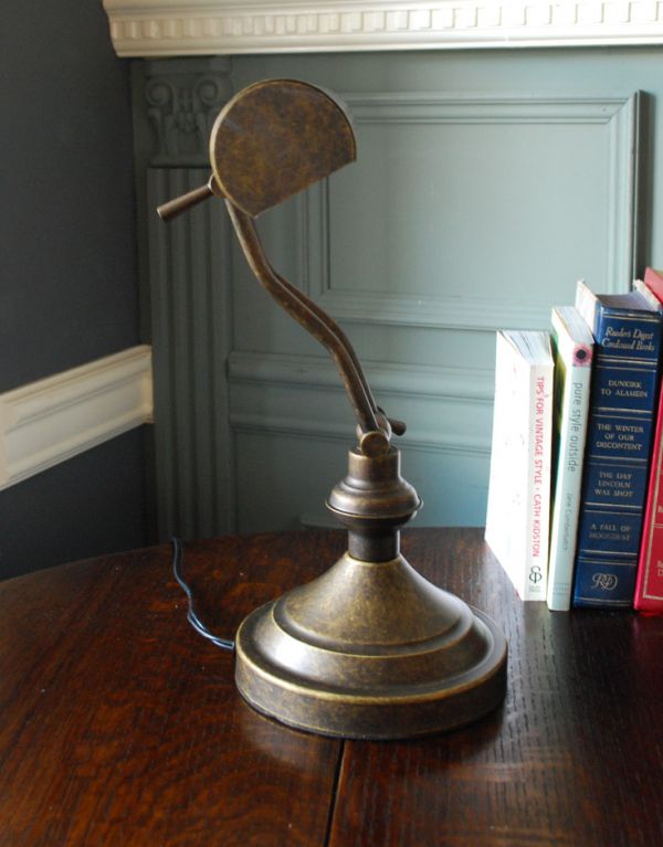 スタンドライト 照明・ライティング 真鍮製デスクランプ(ピアノライト)アンティーク色(電球セット)。外国風のオシャレなデザイン。(TL-0020)