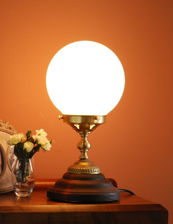 スタンドライト 照明・ライティング ガラスボウルからこぼれる明かりを楽しむテーブルランプ(電球なし)。周りがポッと照らされるので、書斎のデスクにもピッタリなアイテムです。(TL-0029)