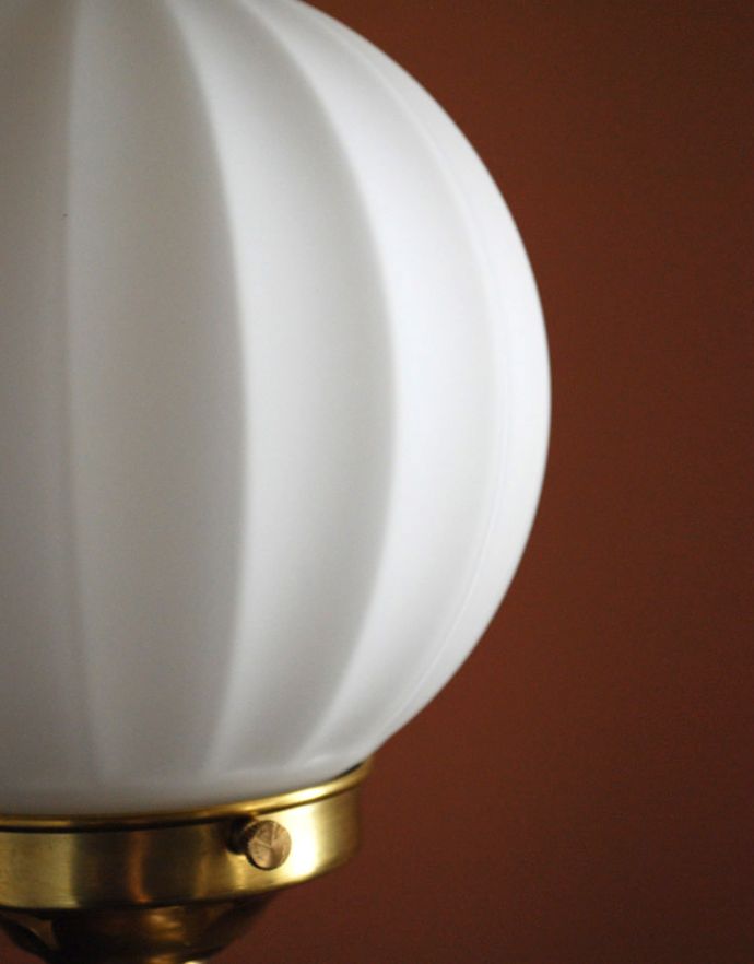 スタンドライト 照明・ライティング ガラスボウルからこぼれる明かりを楽しむテーブルランプ(電球なし)。ふんわりとした印象のミルクガラスは、点灯していない時もお部屋のアクセントになってくれます。(TL-0029)