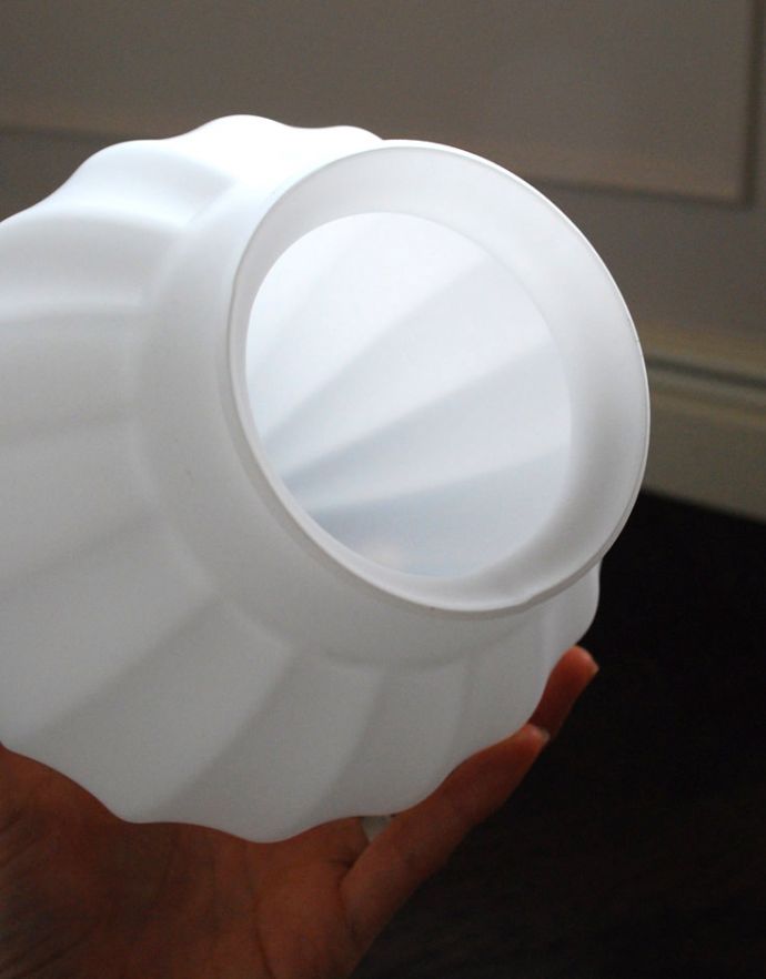 スタンドライト 照明・ライティング ガラスボウルからこぼれる明かりを楽しむテーブルランプ(電球なし)。シェードの内側はこんな感じです。(TL-0029)