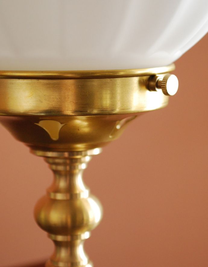 スタンドライト 照明・ライティング ガラスボウルからこぼれる明かりを楽しむテーブルランプ(電球なし)。本物の真鍮製なので、使っていくごとに味わい深い色合いに変化していきます。(TL-0029)