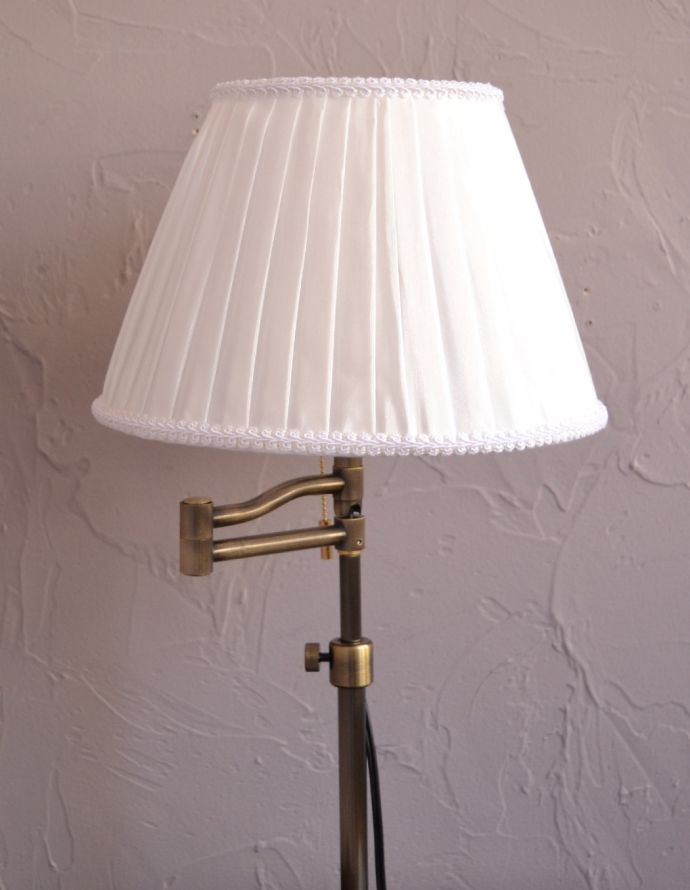 スタンドライト 照明・ライティング 布シェードからこぼれる柔らかな灯り、高さが調整できるテーブルランプ(プルスイッチ)(電球なし)。清潔感のあるプリーツ、シンプルだけど女性らしいデザインです。(TL-0031)