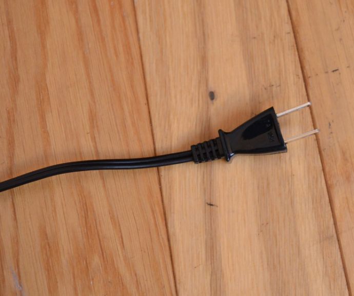 スタンドライト 照明・ライティング 布シェードからこぼれる柔らかな灯り、高さが調整できるテーブルランプ(プルスイッチ)(電球なし)。コンセントの先端はこんな感じ。(TL-0031)