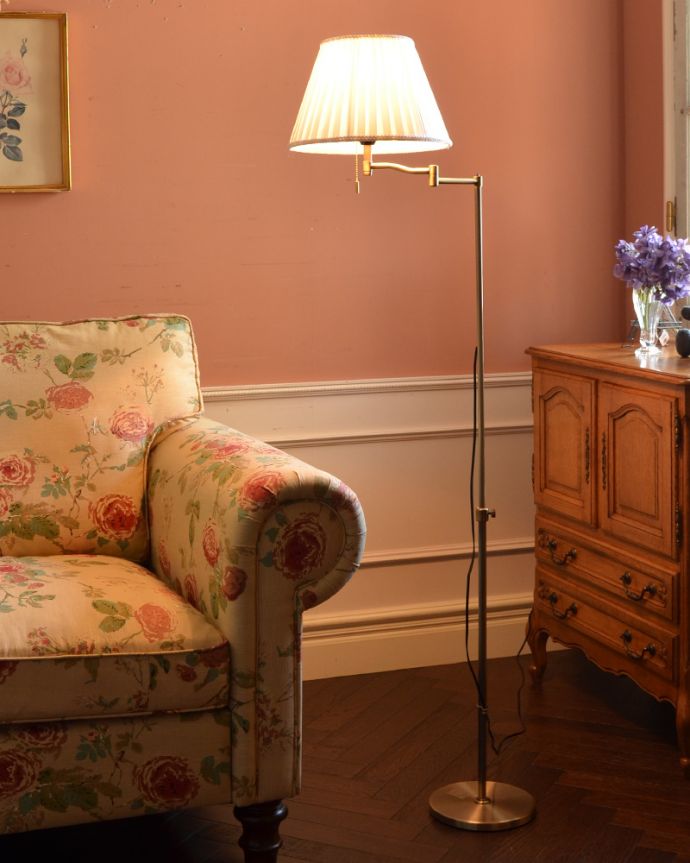 スタンドライト　照明・ライティング　布シェードからこぼれる柔らかな灯り、高さが調整できるフロアランプ（プルスイッチ）(電球なし)。照らしたい所に合わせて首が動くので、ソファやベットサイドで使用するのにぴったりなアイテムです。(TL-0032)