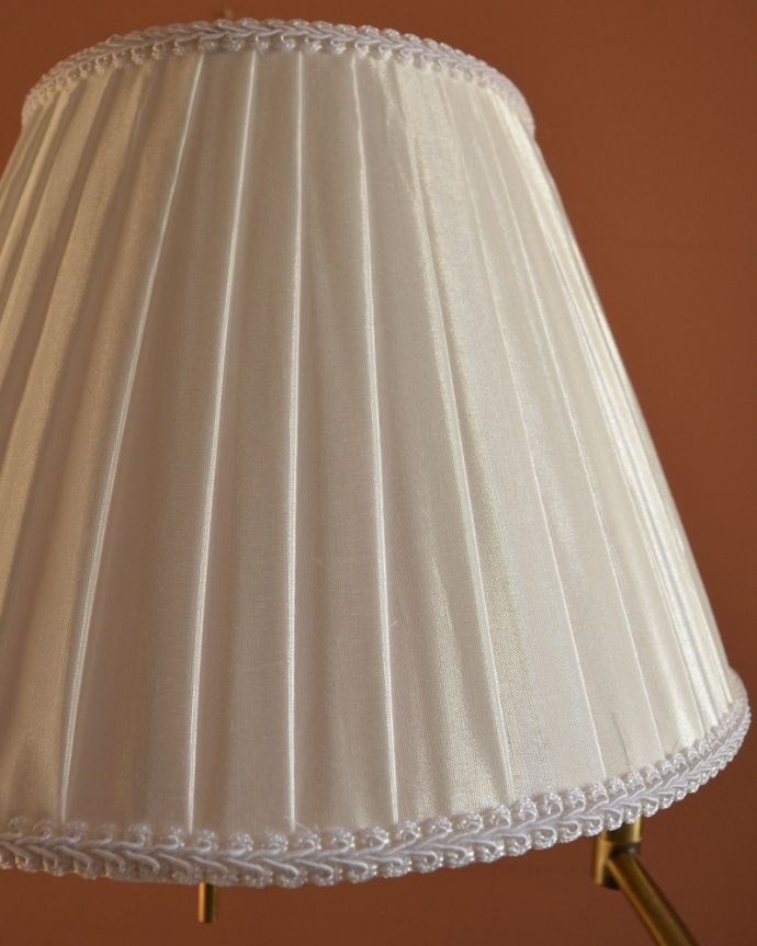 スタンドライト　照明・ライティング　布シェードからこぼれる柔らかな灯り、高さが調整できるフロアランプ（プルスイッチ）(電球なし)。清潔感のあるプリーツ、シンプルだけど女性らしいデザインです。(TL-0032)