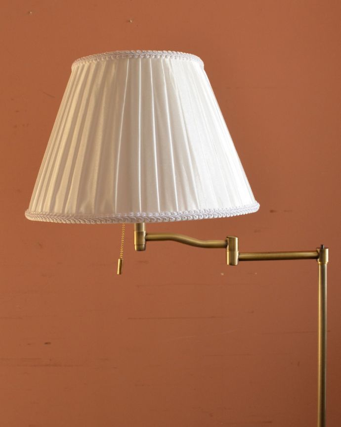 スタンドライト　照明・ライティング　布シェードからこぼれる柔らかな灯り、高さが調整できるフロアランプ（プルスイッチ）(電球なし)。スイングアームタイプなので、ソファやベットサイドで本を読む時など便利に使えます。(TL-0032)