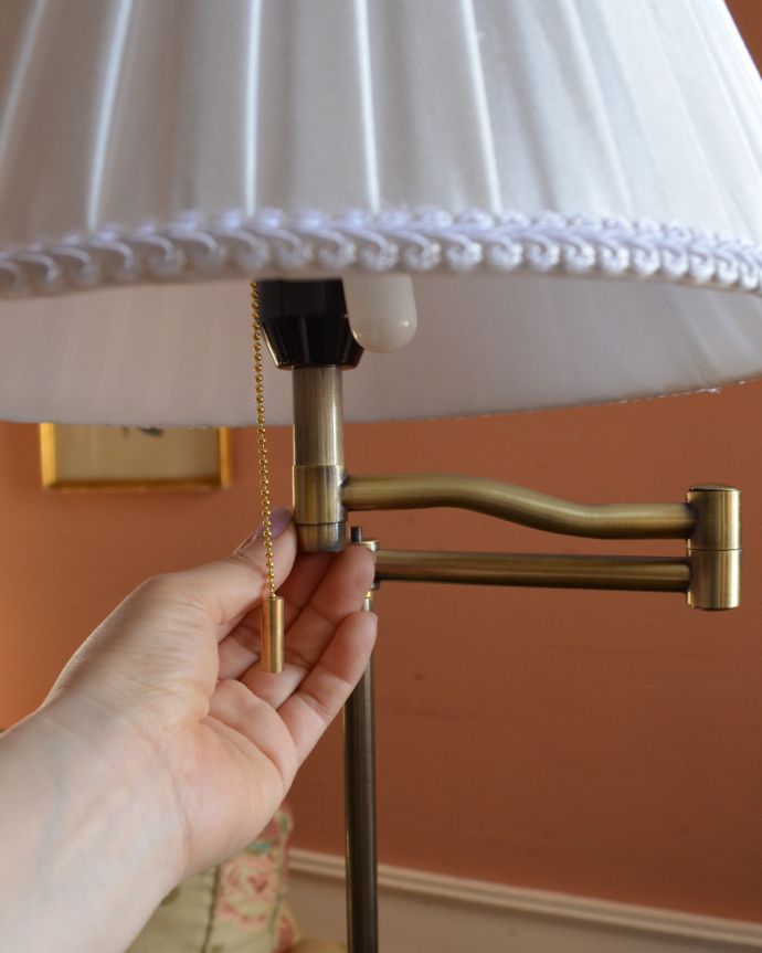 スタンドライト　照明・ライティング　布シェードからこぼれる柔らかな灯り、高さが調整できるフロアランプ（プルスイッチ）(電球なし)。スイングアームなので、光が欲しいところに当てることができます。(TL-0032)