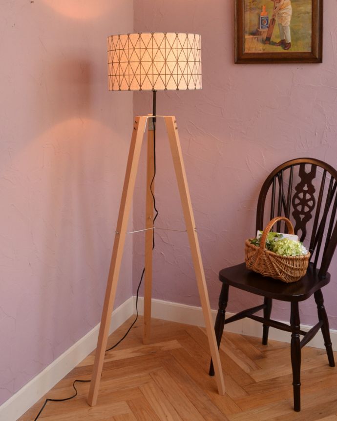 木製スタンド×布シェードがお洒落な北欧スタイルのフロアライト（IV