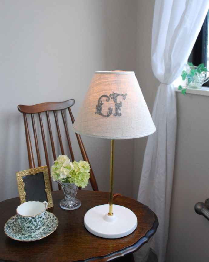 スタンドライト 照明・ライティング Handleオリジナルランプスタンド+布シェード(モノグラムの刺繍)(E17シャンデリア球付)。ステキな夜の時間を作ってくれますテーブルやデスクの上、ベッドサイドなど、いろんな場所に置いて気軽に使える照明です。(TL-0039)