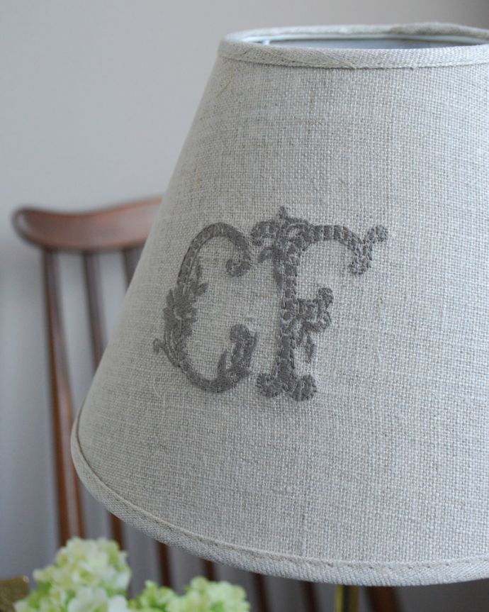 スタンドライト 照明・ライティング Handleオリジナルランプスタンド+布シェード(モノグラムの刺繍)(E17シャンデリア球付)。ぬくもりある雰囲気の布シェード灯りを点けた時はもちろん、点けない時も見た目がオシャレなシェードです。(TL-0039)