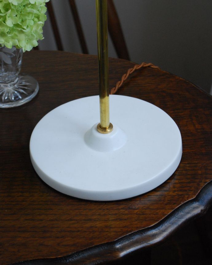 スタンドライト 照明・ライティング Handleオリジナルランプスタンド+布シェード(モノグラムの刺繍)(E17シャンデリア球付)。高級感のあるボーンチャイナ質感もツルツルではなくエッグシェルのような肌触りで、高級感があります。(TL-0039)