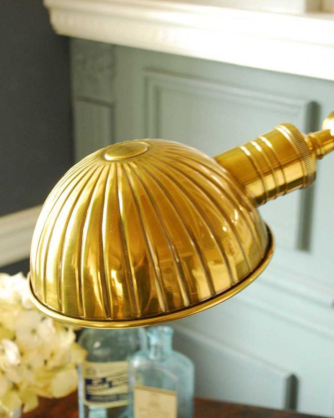 スタンドライト 照明・ライティング キラッと輝くゴールド色。アンティーク風のデスクランプ(電球なし)。重厚感のあるオシャレな形のシェードです。(TL-0041)