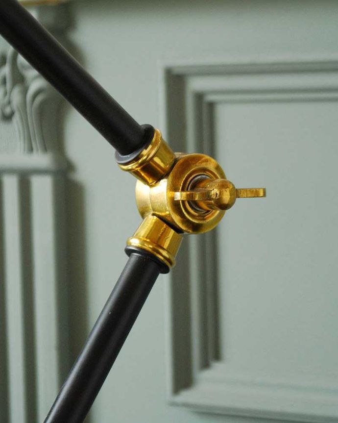 スタンドライト 照明・ライティング キラッと輝くゴールド色。アンティーク風のデスクランプ(電球なし)。3箇所に角度調整ネジが付いています。(TL-0041)