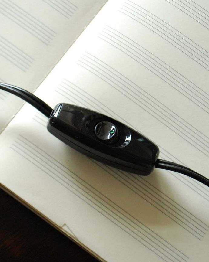 スタンドライト 照明・ライティング キラッと輝くゴールド色。アンティーク風のデスクランプ(電球なし)。ON/OFFの中間スイッチが付いています。(TL-0041)