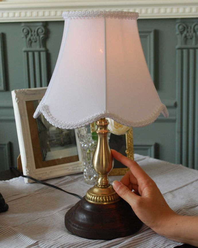 スタンドライト　照明・ライティング　布シェードのテーブルランプ/ホワイト（タッチセンサーランプ）(電球なし)。タッチセンサーランプなので、ベッドサイドにピッタリなアイテムです。(TL-0044)