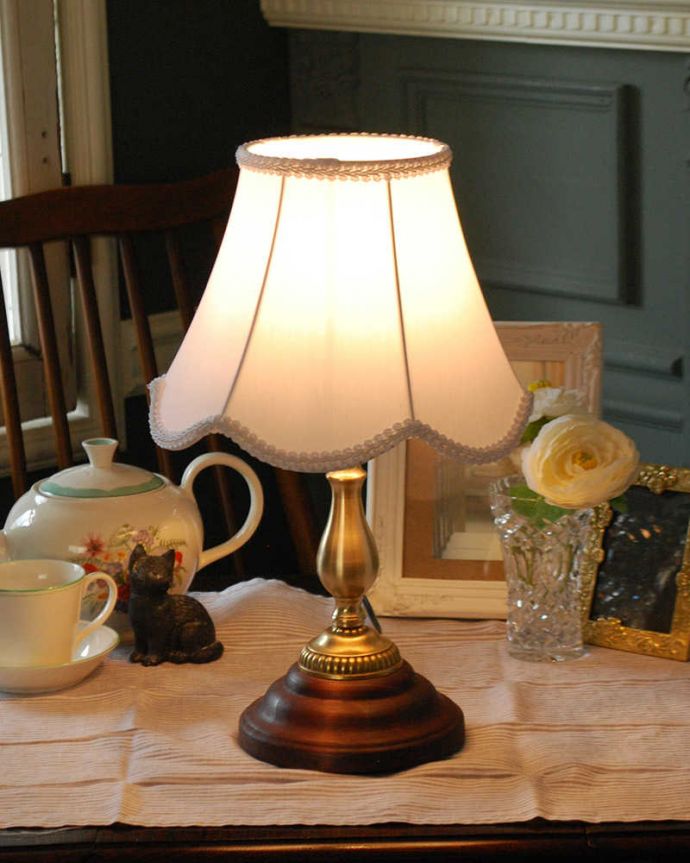 スタンドライト　照明・ライティング　布シェードのテーブルランプ/ホワイト（タッチセンサーランプ）(電球なし)。3段階の調光が可能です。(TL-0044)