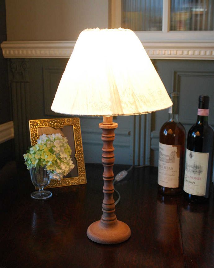 スタンドライト　照明・ライティング　ぽこぽこっとした装飾が可愛いアンティーク風のテーブルランプ(E26球付)。。(TL-0052)