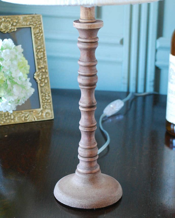 スタンドライト　照明・ライティング　ぽこぽこっとした装飾が可愛いアンティーク風のテーブルランプ(E26球付)。。(TL-0052)