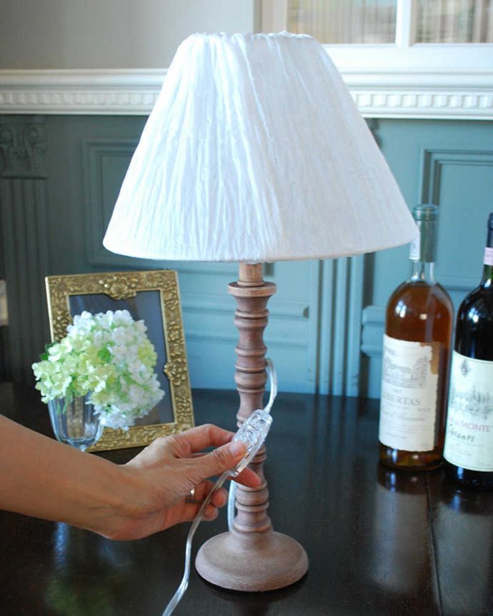 スタンドライト　照明・ライティング　ぽこぽこっとした装飾が可愛いアンティーク風のテーブルランプ(E26球付)。。(TL-0052)