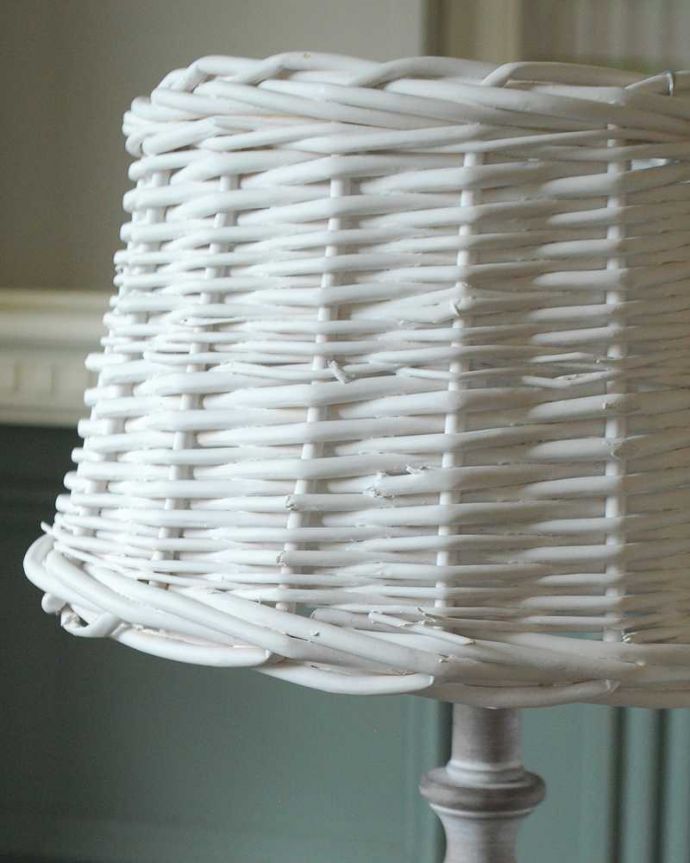 スタンドライト　照明・ライティング　アンティーク風のおしゃれ照明、ラタンシェード付きのテーブルランプ(E26球付)。。(TL-0055)