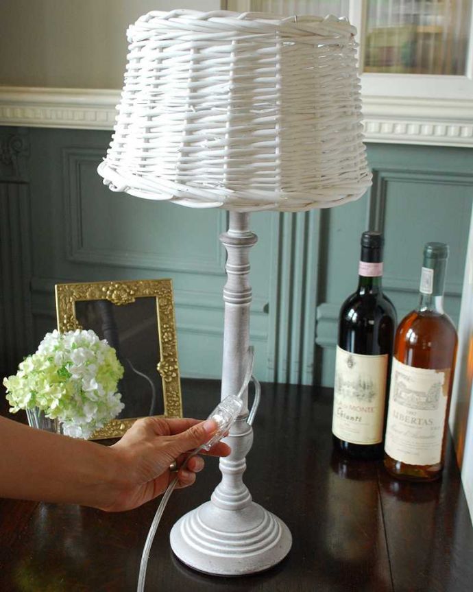 アンティーク風のおしゃれ照明、ラタンシェード付きのテーブルランプ