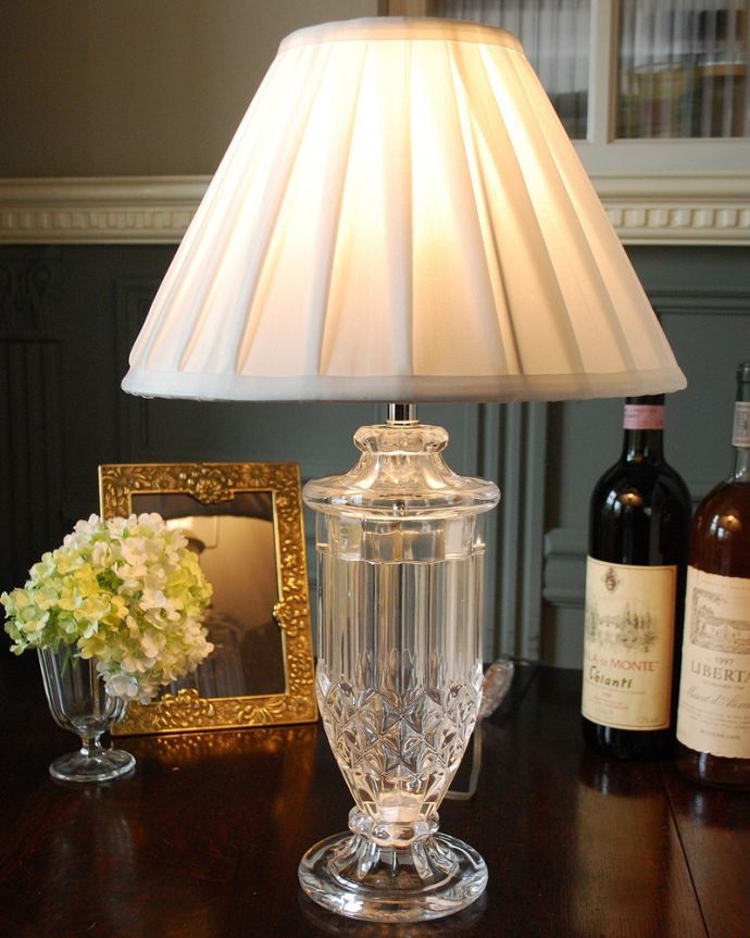 スタンドライト　照明・ライティング　アンティーク風のおしゃれ照明、ガラスのボディが輝くテーブルランプ(E26球付)。。(TL-0056)