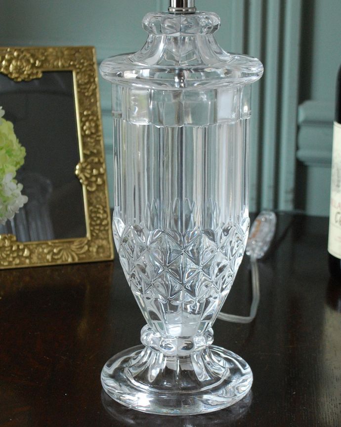 スタンドライト　照明・ライティング　アンティーク風のおしゃれ照明、ガラスのボディが輝くテーブルランプ(E26球付)。。(TL-0056)