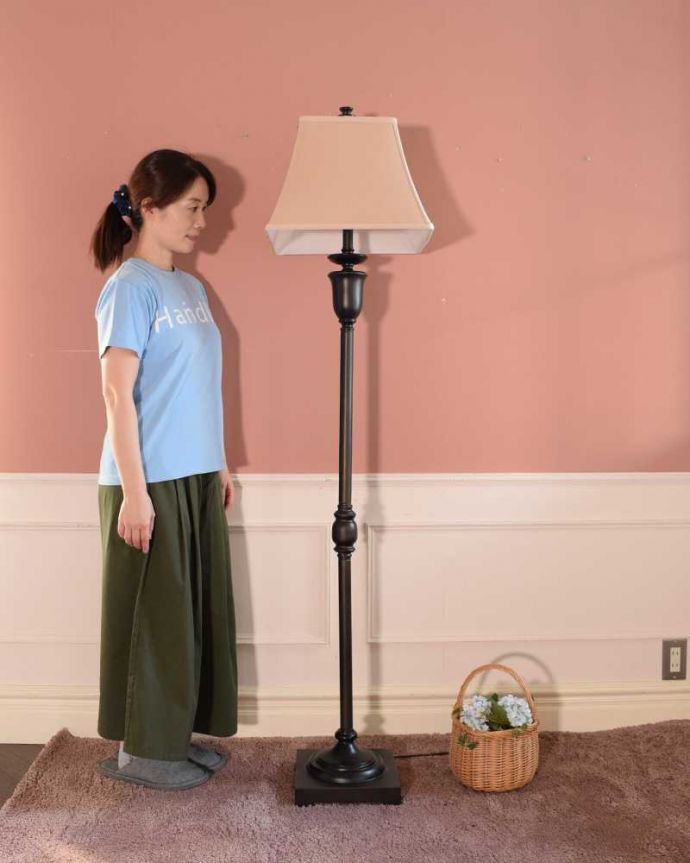 スタンドライト　インテリア雑貨　アンティーク風のシェード付きフロアランプ（Ｅ26電球付）。。(TL-0067)