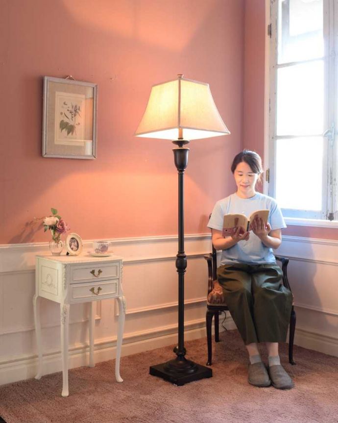 スタンドライト　インテリア雑貨　アンティーク風のシェード付きフロアランプ（Ｅ26電球付）。。(TL-0067)