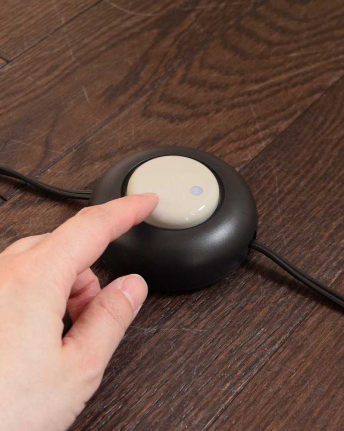 スタンドライト　インテリア雑貨　アンティーク風のシェード付きフロアランプ（Ｅ26電球付）。。(TL-0067)