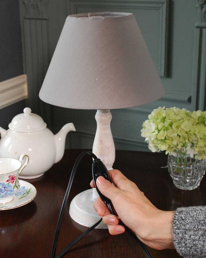 スタンドライト 照明・ライティング アンティーク風のおしゃれ照明、フレンチシャビーなテーブルランプ(電球なし)。スイッチON!片手で簡単に切り替えられるオン・オフのスイッチが付いています。(TL-0070)