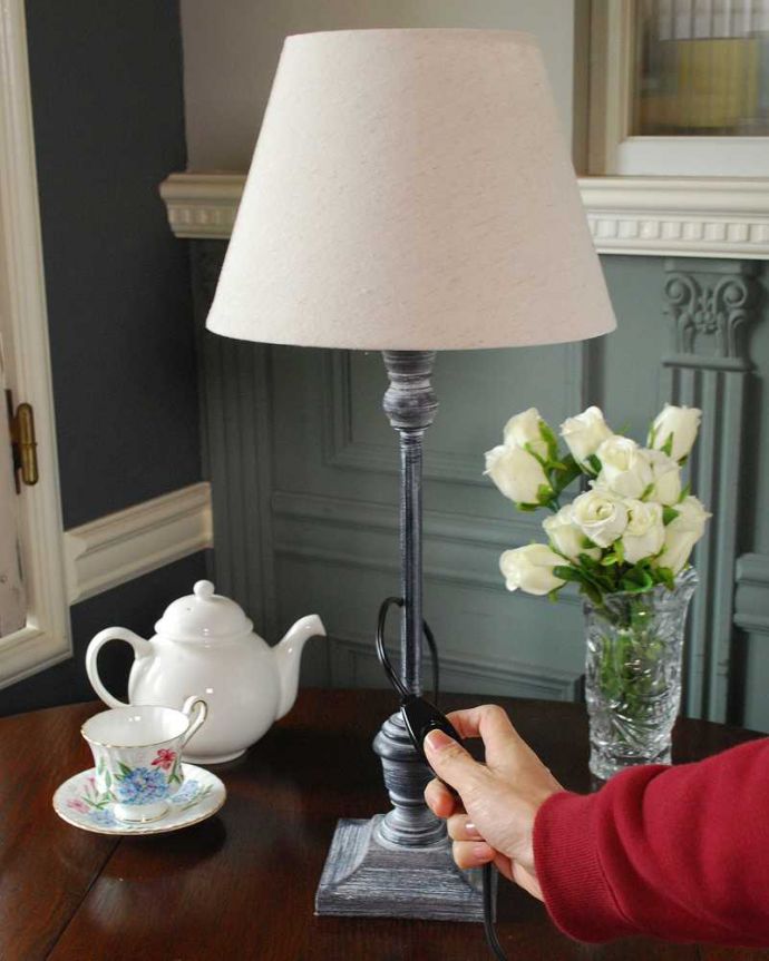 スタンドライト　照明・ライティング　アンティーク風のおしゃれ照明、フレンチシャビーなテーブルランプ（電球なし）。スイッチON！片手で簡単に切り替えられるオン・オフのスイッチが付いています。(TL-0071)