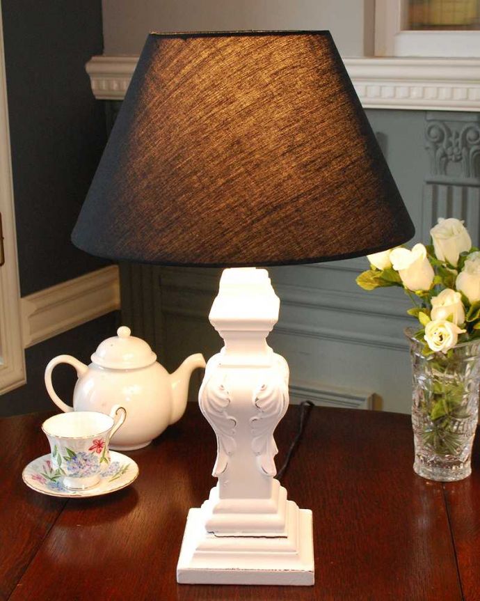 スタンドライト　照明・ライティング　アンティーク風のおしゃれ照明、レリーフがフランスらしいテーブルランプ（電球なし）。。(TL-0072)