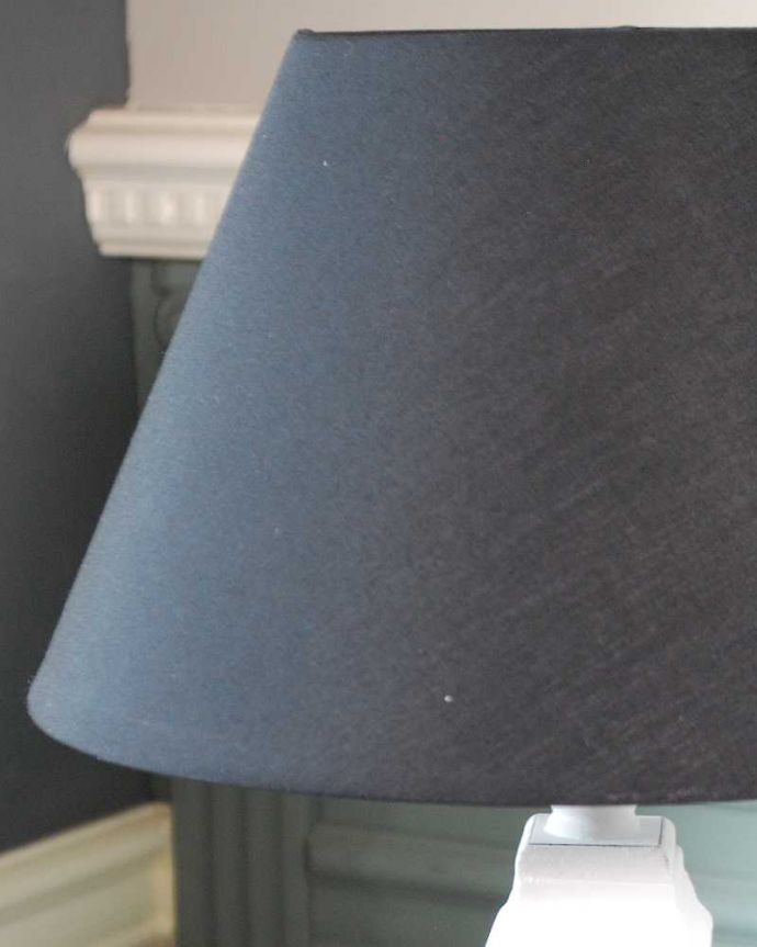 スタンドライト　照明・ライティング　アンティーク風のおしゃれ照明、レリーフがフランスらしいテーブルランプ（電球なし）。。(TL-0072)