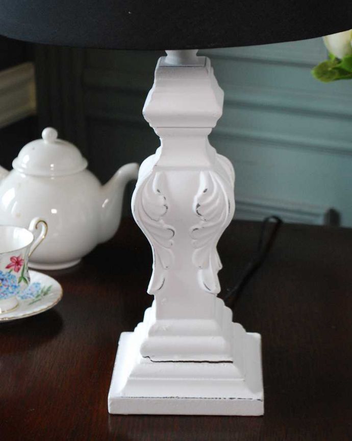 スタンドライト　照明・ライティング　アンティーク風のおしゃれ照明、レリーフがフランスらしいテーブルランプ（電球なし）。。(TL-0072)