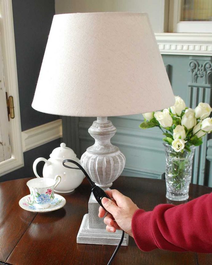 スタンドライト 照明・ライティング アンティーク風のおしゃれ照明、フレンチシャビーなテーブルランプ(電球なし)。スイッチON!片手で簡単に切り替えられるオン・オフのスイッチが付いています。(TL-0073)