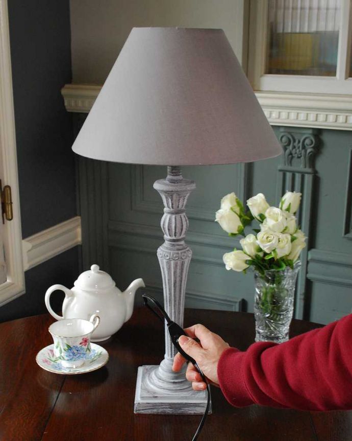 スタンドライト　照明・ライティング　アンティーク風のおしゃれ照明、フレンチシャビーなテーブルランプ（電球なし）。スイッチON！片手で簡単に切り替えられるオン・オフのスイッチが付いています。(TL-0074)