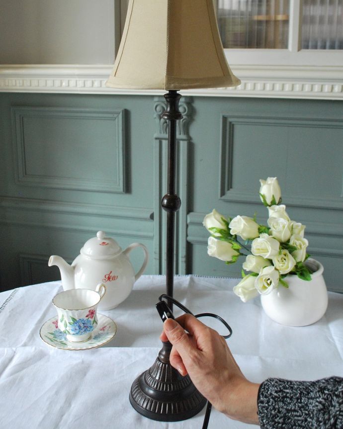 スタンドライト　照明・ライティング　アンティーク風のスタンドライト、おしゃれなテーブルランプ（E17球付き）。スイッチON！片手で簡単に切り替えられるオン・オフのスイッチが付いています。(TL-0077)
