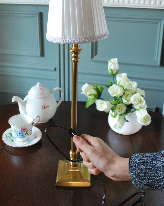 スタンドライト　照明・ライティング　アンティーク風のスタンドライト、おしゃれなテーブルランプ（E17球付き）。スイッチON！片手で簡単に切り替えられるオン・オフのスイッチが付いています。(TL-0078)